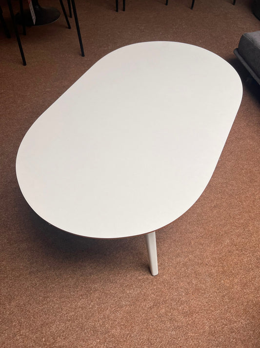 Oval coffee table - Floor Model
