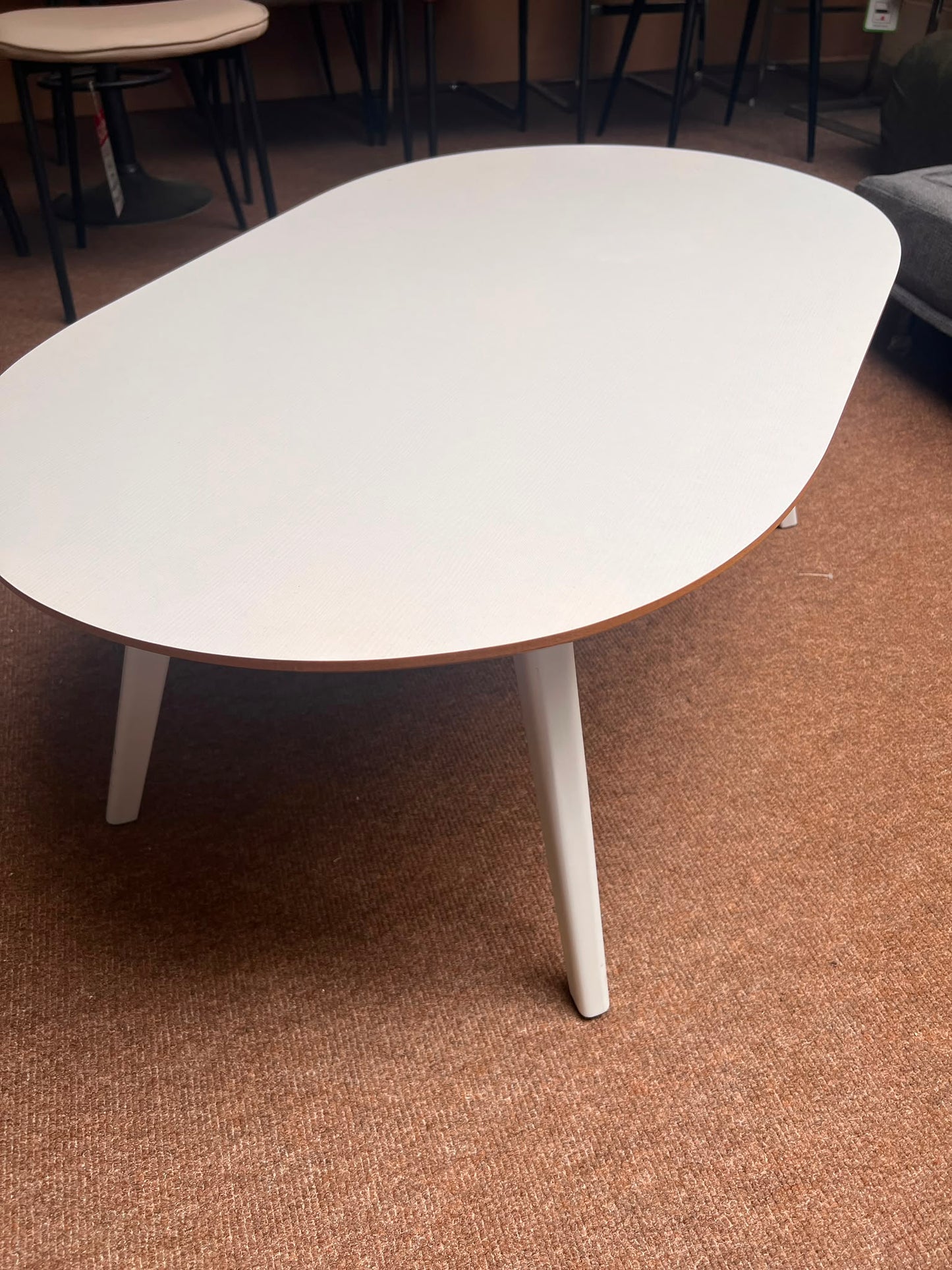 Oval coffee table - Floor Model