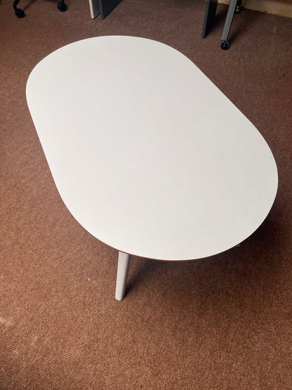 Oval coffee table - Floor Model