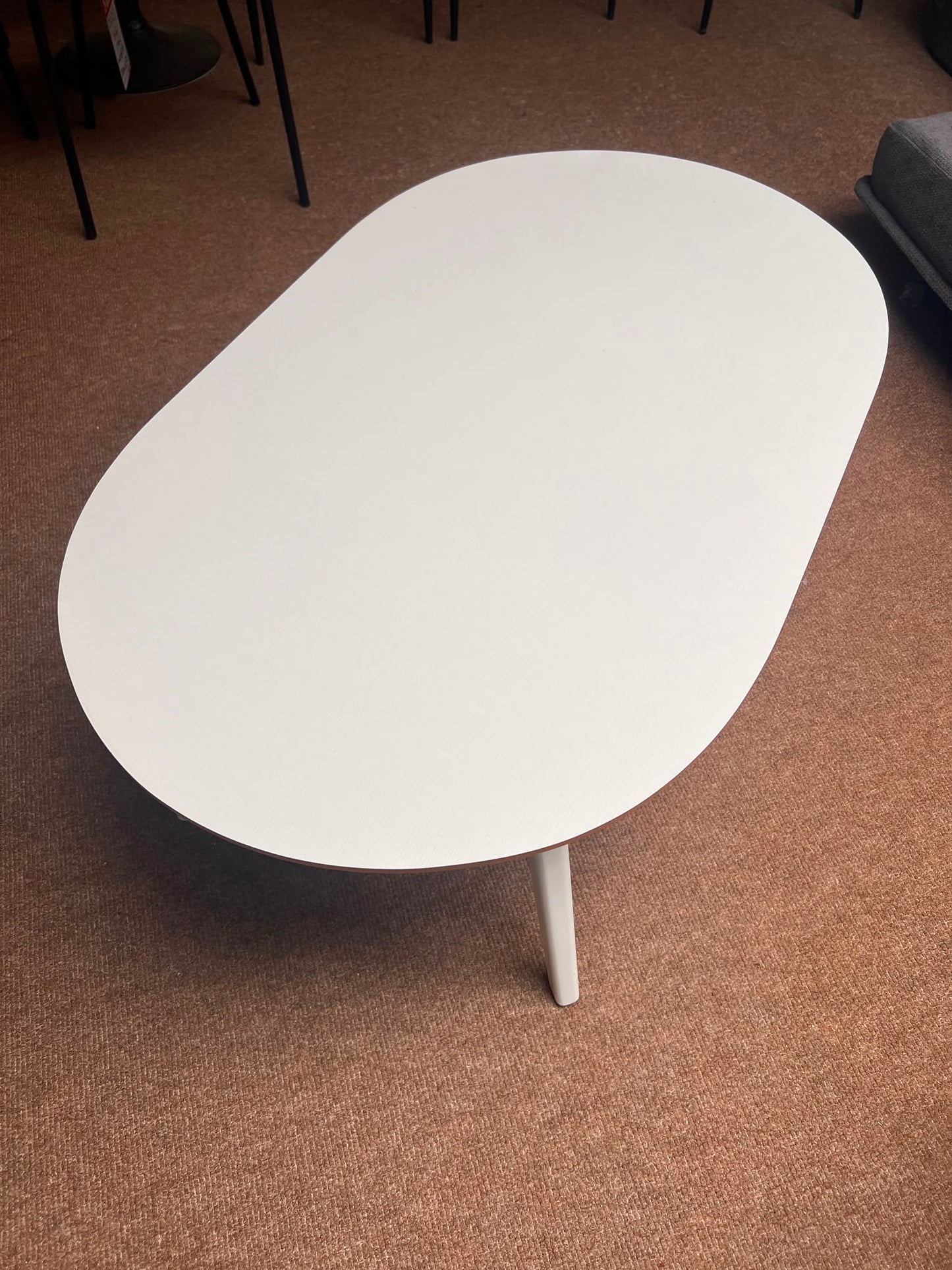 Oval coffee table - Floor Model