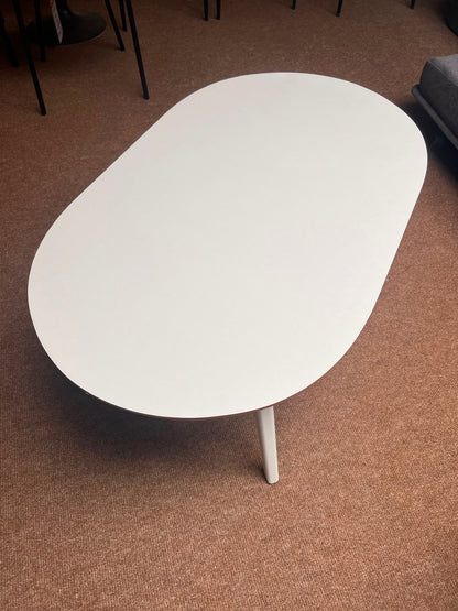 Oval coffee table - Floor Model