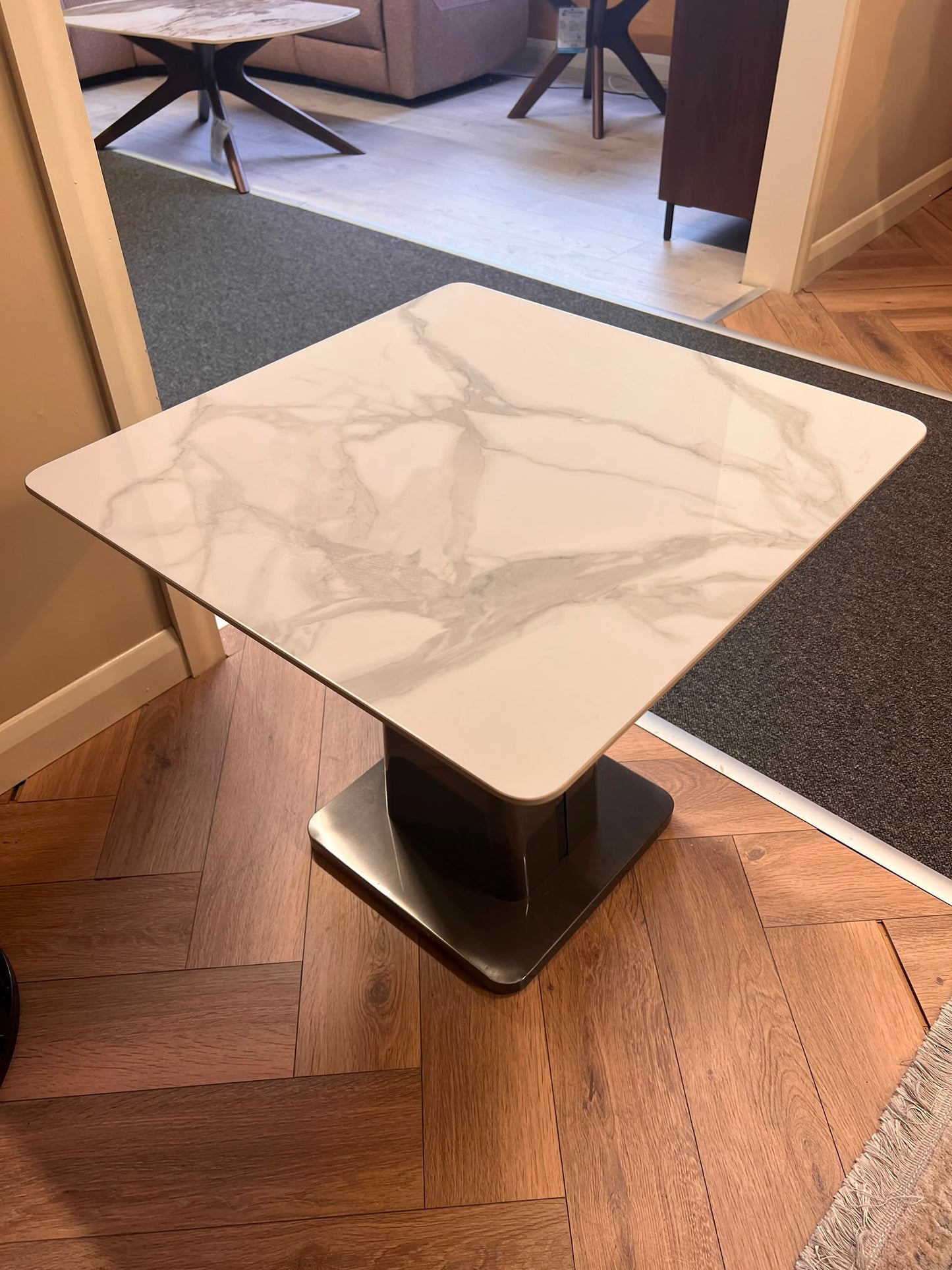 Solano table - Floor model